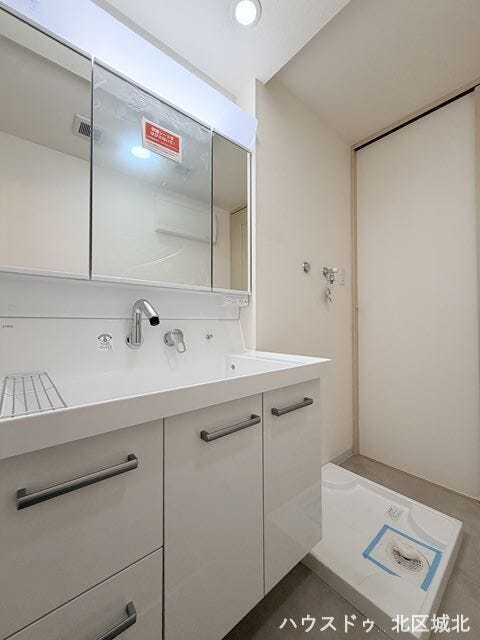 室内洗濯機置き場があるので、汚れた洋服を洗面台で一度洗ったらそのまま洗濯機に入れることが出来ます。