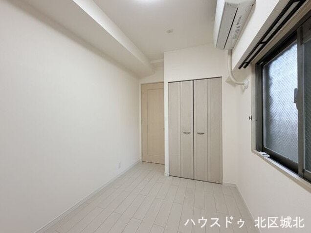 【5.2帖洋室】
クローゼット付きお部屋。季節物の整理に便利で、使い勝手の良い洋室収納です。