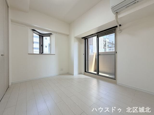 【6帖洋室】
2面採光で明るい洋室。寝室や子ども部屋として使いやすい一室です。