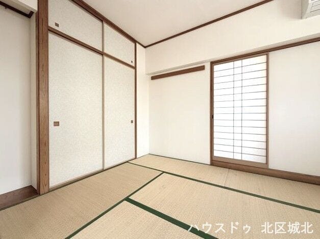 【6畳和室】
柔らかであたたかな感触の畳は,ほどよく湿気を吸ってくれるので、直接肌に触れても快適です。お昼寝の場所にも最適です。