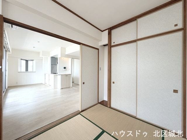 【6畳和室】
扉を開けば隣接しているLDKと一体感のある空間になります。
