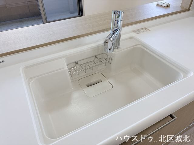 大きな鍋やフライパンも洗いやすい、使い勝手の良いワイドシンク。