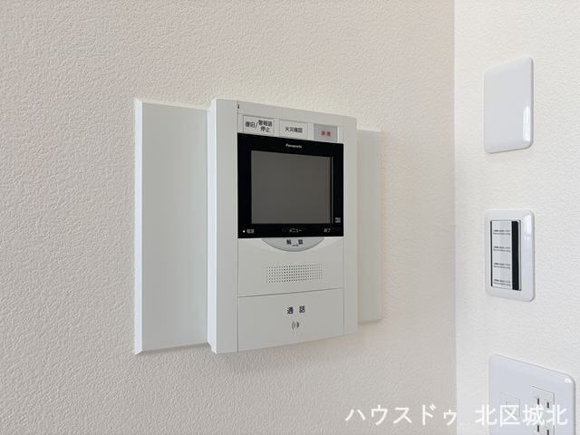 インターホンにモニターが付いているので、玄関まで行かずに来客の対応が出来ます。