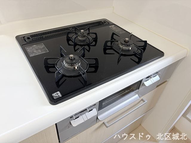 複数の調理を同時に進められる三口コンロと、便利なグリルを備えた機能的なキッチン。