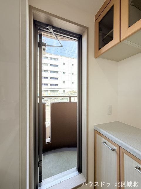 キッチン横には便利な勝手口を設置。換気や採光にも役立ち、キッチンを快適にお使いいただけます。