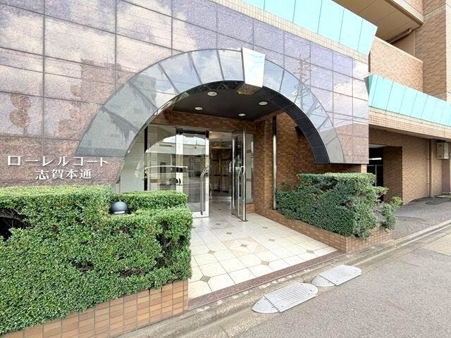 【エントランス】
住まう方や来訪者を迎える、上質感のあるエントランスです。