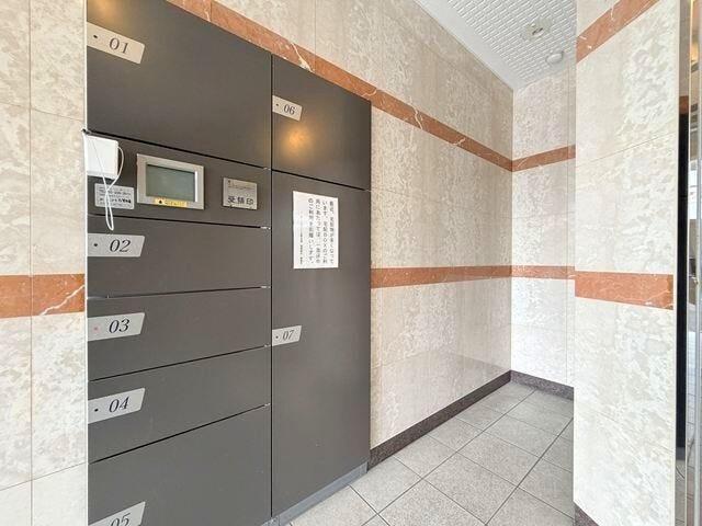 【宅配ボックス】
不在時でも荷物の受け取りができる便利な宅配ボックス。