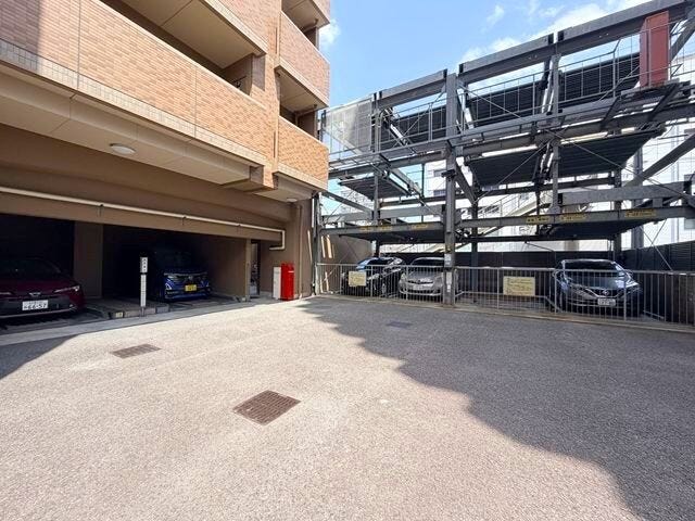 【駐車場】
居住者用の立体駐車場を設置しています。