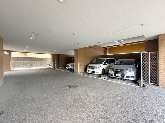 【駐車場】
車の出し入れがしやすい平面駐車場。