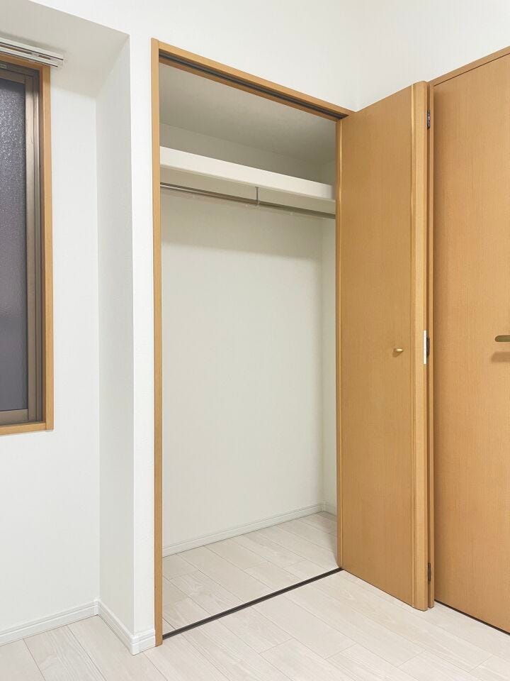 ◇収納◇
大容量のクローゼット完備。お洋服もたくさん収納できて、お部屋がスッキリします。ハンガーパイプが設置されており外套や大切なお洋服は傷まないよう、そのままかけて収納できます。