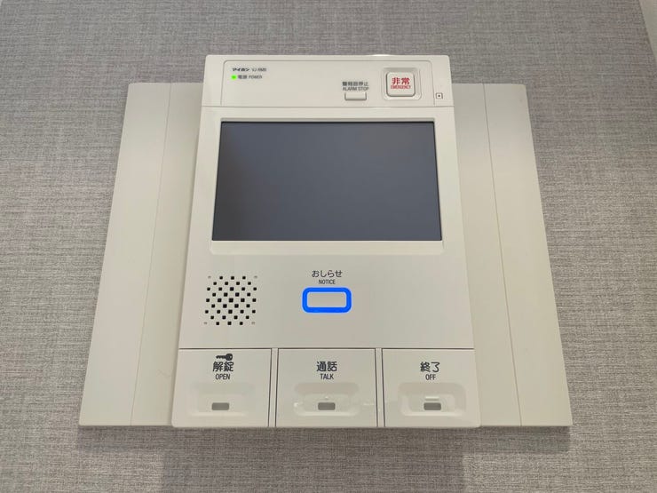 ◇TVモニター付インターホン◇
オートロック付きで、TVモニターで訪問者を確認してから会話することができますので、安心して対応していただけます。防犯効果も高まります。