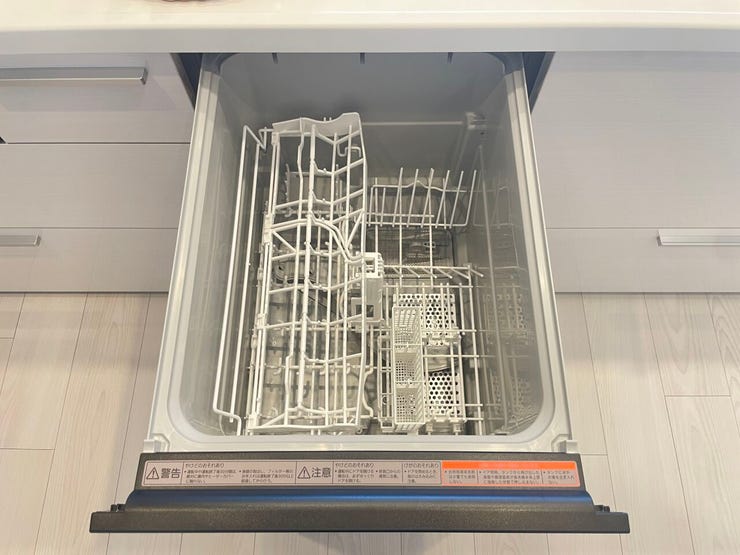 ◇食洗機◇
洗い物に時間を縛られることが無くなり、ご家族との時間も増えますね。加えて手荒れも防げてしかも節水が高い為、需要の高い設備です。