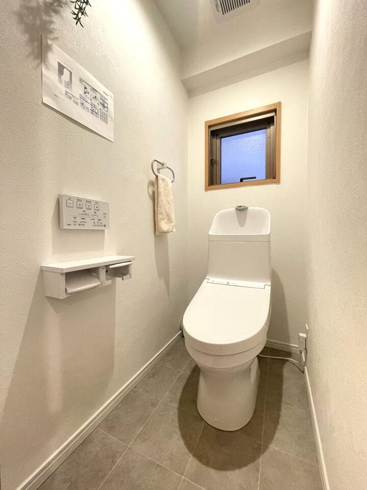 ◇トイレ◇
窓も付いてるので明るくスッキリとしたトイレです。採光や通風良好です。窓際の棚には可愛い小物を置いてもオシャレですね。清潔感溢れ、居心地よく落ち着ける空間となっています。
