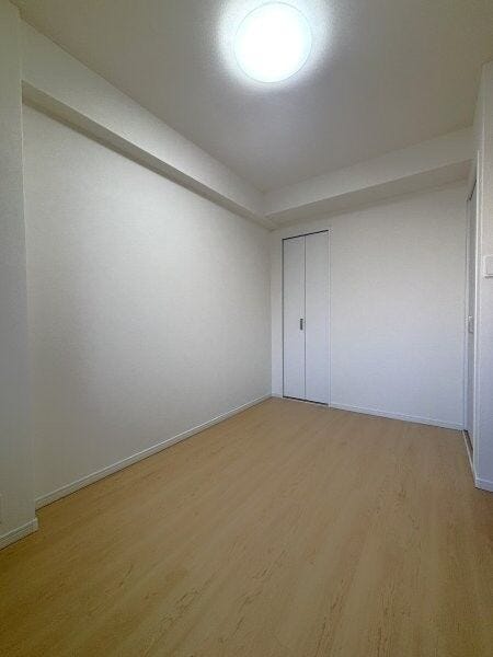 シンプルな洋室です。住む方によってアレンジを楽しめますね。