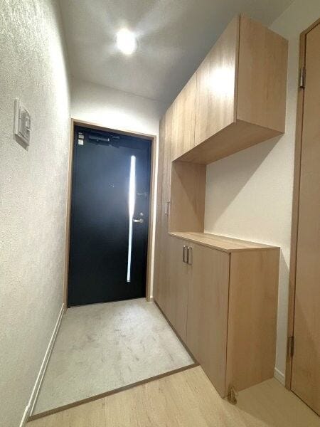 靴箱の上にカギや飾りなどを置ける、使い勝手の良い玄関です!