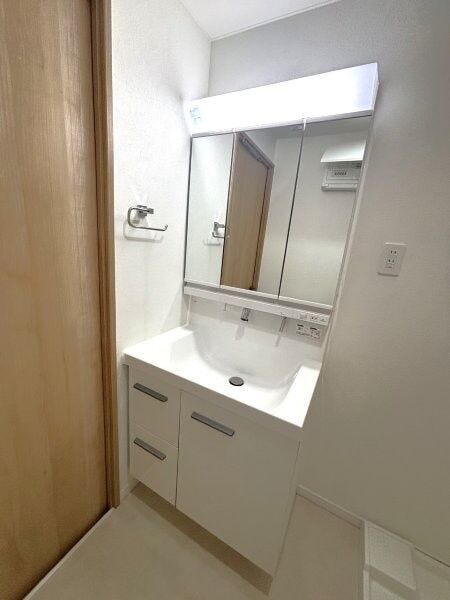 ワイドミラー&三面鏡収納!使いやすく収納も豊富です。