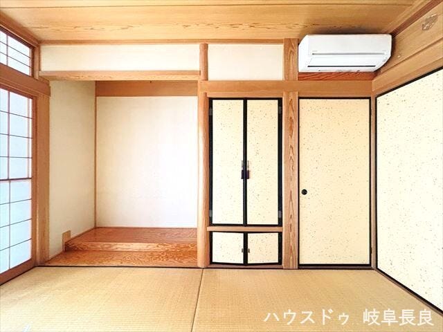 ≪8帖和室≫掛け軸や生け花、置物などを飾ることで、季節感や家の格を表現できますね。