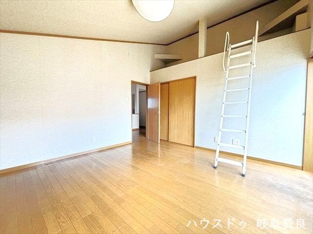 ≪2F8帖西側≫バルコニーに直接出られる2階の洋室です。洗濯物を干す際や、外の空気を吸いたい時に便利