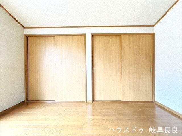 ≪2F8帖西側洋室≫たっぷりの収納空間。衣類から趣味の道具まで整理でき、ゆとりある生活を支えます。