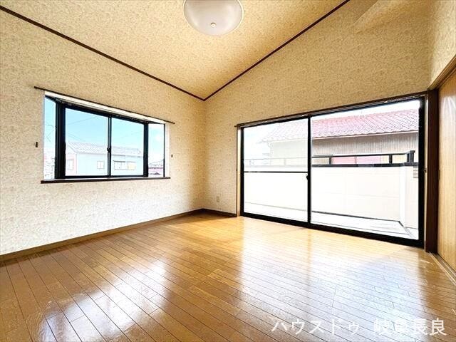 ≪2F8帖東側≫8帖の広さと二面採光を確保した2階の洋室。風通しも良く、快適なプライベート空間です。