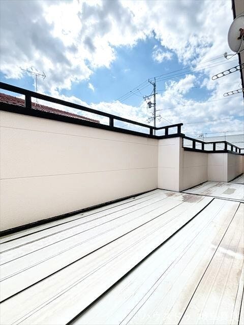 南バルコニーで、採光・通風に優れており、毎日のお洗濯も楽々快適。