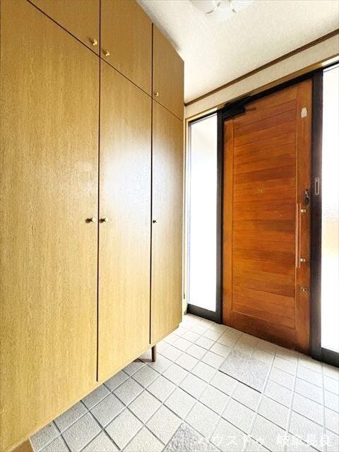 天井高さまであるシューズボックスは住まいの顔ともいわれる玄関をきれいに保ってくれます。