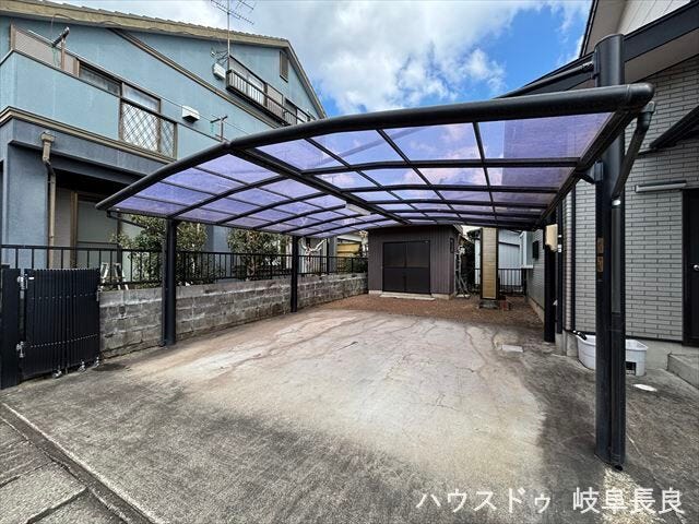 カーポート付きの駐車場です。遊具を置いたり、夏はご自宅でプールも楽しめそうです♪