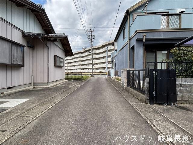≪西側北向き≫幅員約4mの前面道路です。普通車が1台通れる幅となります。