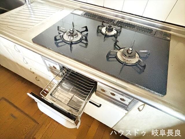 ≪コンロ≫忙しい時でも効率よく調理が可能。グリル付きなので毎日の料理がさらに楽しくなります。