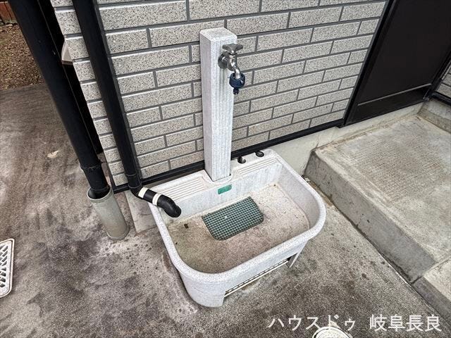 ≪外水栓≫ガーデニング用品の手入れや、靴・アウトドア用品の泥を落とすのに便利です。