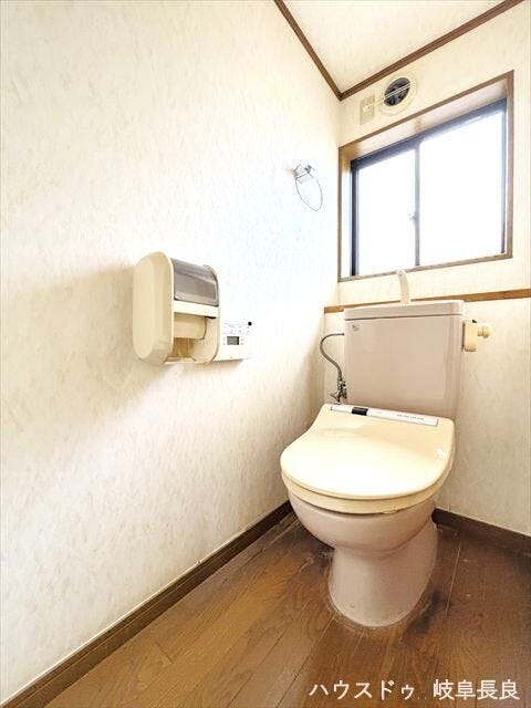 ≪2F≫小窓があり通風も良好。無駄のないシンプルなトイレは、お好みに合わせた空間づくりが楽しめます。