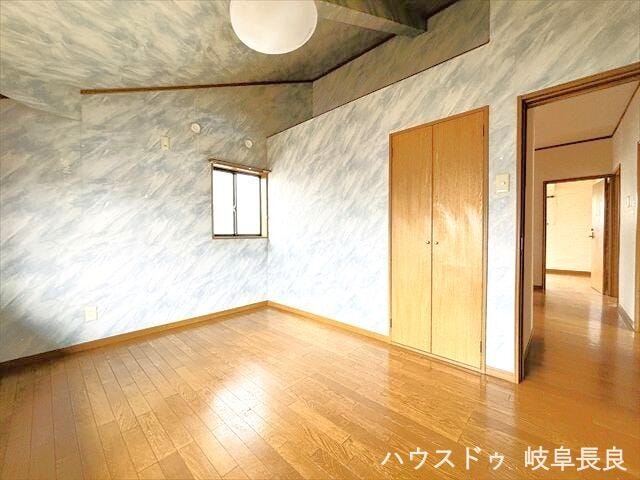 ≪2F6帖西側≫二方向の窓からたっぷりの日差しが入り、一日中明るい空間です。