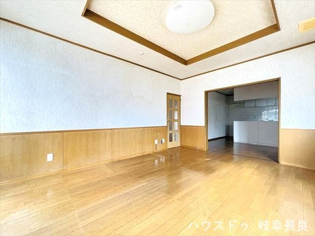 南向きのリビングは、木の温もりと自然光に包まれ、ゆったりとした時間を過ごせます♪