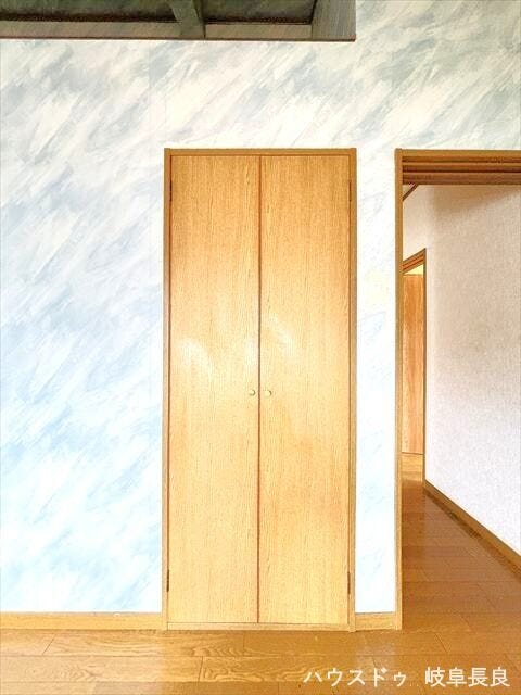 ≪2F6帖西側洋室≫扉を閉めれば中は見えないすっきりとしたクローゼットです。