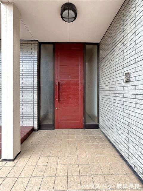 ≪外玄関≫軒がしっかりとあるので雨の日でも濡れずに傘をさせます◎