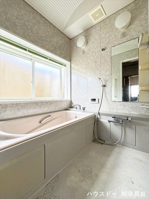 浴室には窓も付いているので、こもりがちな湿気もすぐ取り除くことができますね。