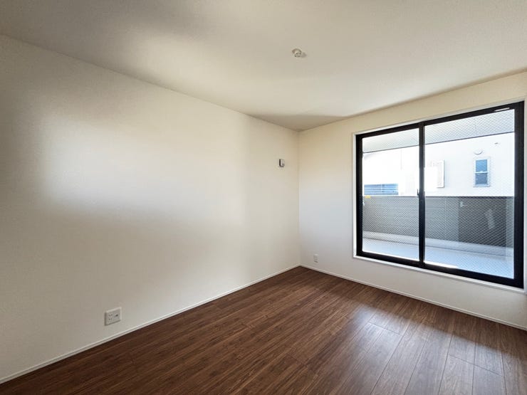 バルコニーに面した明るい洋室!自然光が入る温かみのある洋室は快適な時間を過ごせそうです!