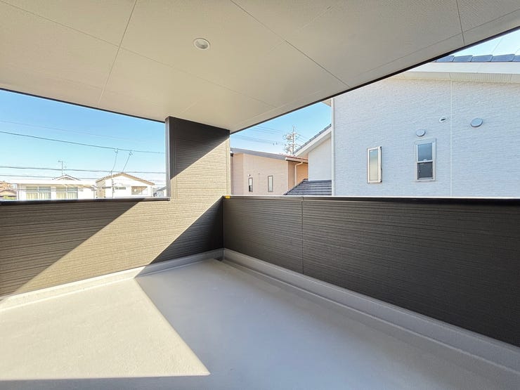 広々としたバルコニーは、お布団などの大きな物も干しやすいのが嬉しいですね!