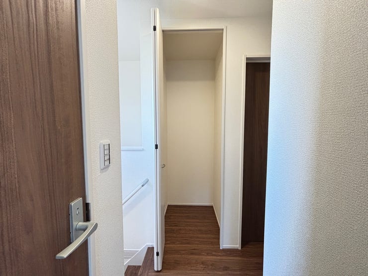 廊下にも収納付き!すぐに取り出せるので掃除機などの掃除道具を収納しておくのも良いですね♪