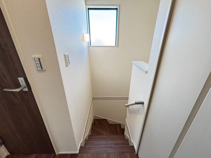小窓と照明があり、明るい階段です!昇り降りも安心♪