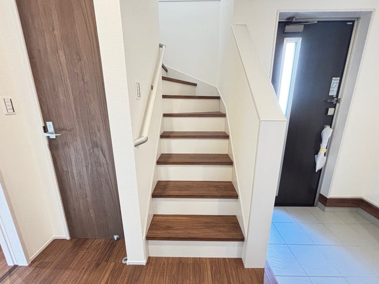 手すり付きの階段は、ご年配の方にも安心です!