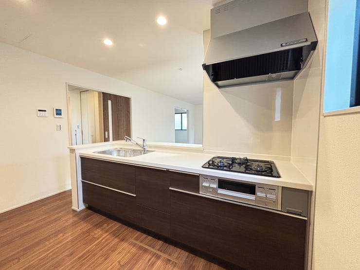 収納がたっぷり完備された使いやすいシステムキッチン!