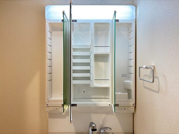 三面鏡の内側に収納完備!身支度に使うものがたっぷりと収納可能!朝の忙しい準備時も大変に便利です!