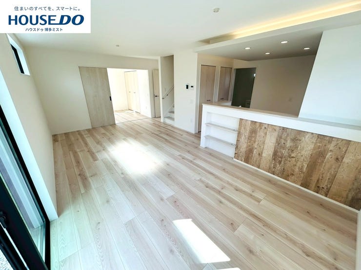 【家族のいやし時間】穏やかな光が入るリビング。忙しい毎日だからこそ、家族と過ごす時間は大切。家族みんなが快適なリビングだから、忙しい朝も、くつろぎの夜も、楽しい時間が過ごせます。