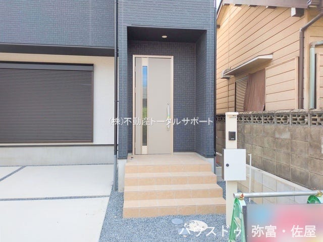 玄関ポーチに屋根があることで、天候の悪い日も玄関の出入りがしやすくなります♪