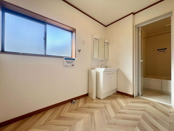 明るく、広々とした洗面所です♪