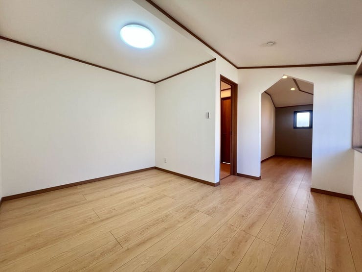 2階7.1帖洋室です。広いウォークインクロークが付いております♪