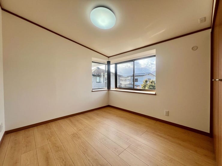 2階南西側5帖洋室です。