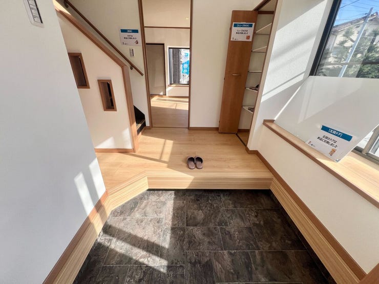 玄関は窓も多く吹き抜けもあり、明るく開放感のある空間となっております♪土間もおしゃれです♪