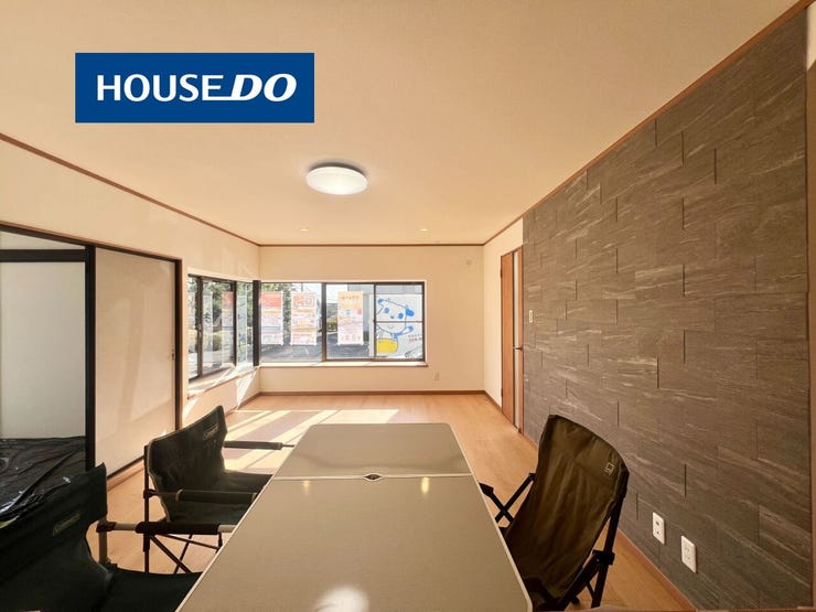 広々としたLDKは19.5帖の大空間♪L字の出窓で日当たり良好です♪